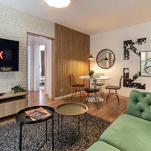 Downtown Retreat: Spacious 2-br By Unirii Square Bucureşti